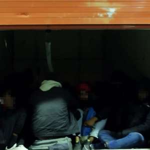 UPDATE: Percheziții domiciliare pentru destructurarea unei ample rețele de trafic de migranți