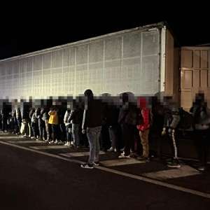 UPDATE: Percheziții domiciliare pentru destructurarea unei ample rețele de trafic de migranți