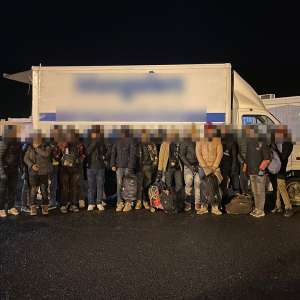 UPDATE: Percheziții domiciliare pentru destructurarea unei ample rețele de trafic de migranți