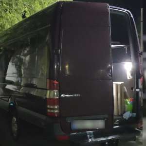 Butelii cu freon, descoperite într-un microbuz în PTF Albița