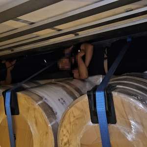 Trei cetăţeni irakieni depistaţi ascunși printre rulouri cu etichete într-un camion la PTF Giurgiu-Ruse