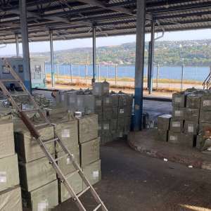 Zeci de mii de parfumuri contrafăcute ascunse într-un TIR, estimate la o valoare de peste 34 de milioane de lei, confiscate de poliţiştii de frontieră în PTF Bechet