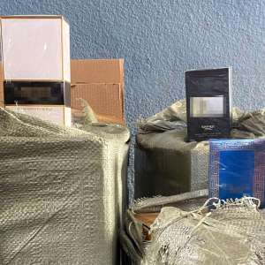 Zeci de mii de parfumuri contrafăcute ascunse într-un TIR, estimate la o valoare de peste 34 de milioane de lei, confiscate de poliţiştii de frontieră în PTF Bechet