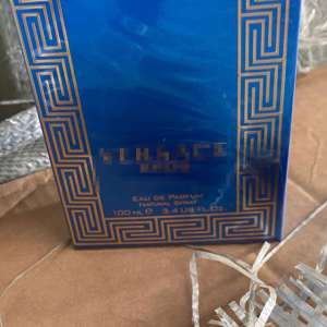 Zeci de mii de parfumuri contrafăcute ascunse într-un TIR, estimate la o valoare de peste 34 de milioane de lei, confiscate de poliţiştii de frontieră în PTF Bechet