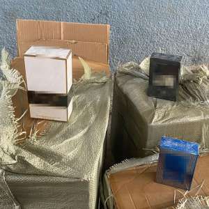 Zeci de mii de parfumuri contrafăcute ascunse într-un TIR, estimate la o valoare de peste 34 de milioane de lei, confiscate de poliţiştii de frontieră în PTF Bechet