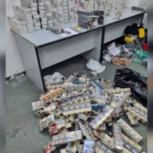 Zeci de mii de țigarete ascunse în podeaua unui ansamblu rutier,  descoperite la PTF Giurgiu
