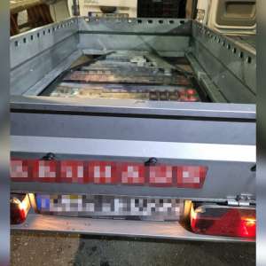 Zeci de mii de țigarete ascunse în podeaua unui ansamblu rutier,  descoperite la PTF Giurgiu