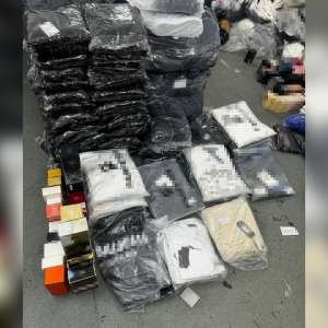 Aproximativ 5.000 de bunuri susceptibile a fi contrafăcute, în valoare de peste 850.000 lei, descoperite în acest weekend în PTF Giurgiu-Ruse