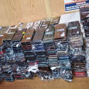 Accesorii pentru telefoane mobile descoperite în tubulatura de aerisire a unui tren accelerat