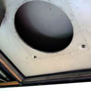 Accesorii pentru telefoane mobile descoperite în tubulatura de aerisire a unui tren accelerat