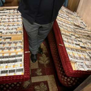 Ţigări de contrabandă ascunse în spătarele banchetelor, descoperite la Punctul de Trecere a Frontierei Iași Feroviar