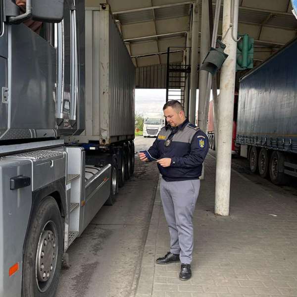 Șofer cu dreptul de a conduce suspendat, descoperit la PTF Siret