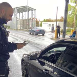 A schimbat permisul de conducere autentic cu unul fals