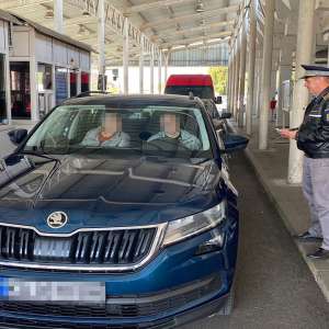 Bucureștean cu dreptul de conducere suspendat, oprit la ieșirea din țară