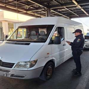 O șoferiță, un microbuz și un cumul de infracțiuni