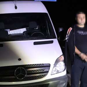 Peste 11.000 pachete cu țigări descoperite într-un locaș special amenajat al unui microbuz