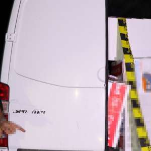 Peste 11.000 pachete cu țigări descoperite într-un locaș special amenajat al unui microbuz