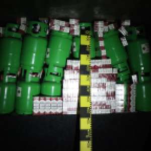 Peste 11.000 pachete cu țigări descoperite într-un locaș special amenajat al unui microbuz