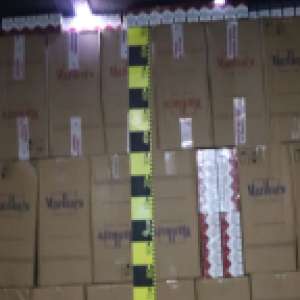 Peste 11.000 pachete cu țigări descoperite într-un locaș special amenajat al unui microbuz