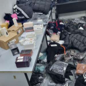 Mii de bunuri susceptibile a fi contrafăcute, în valoare de peste 630.000 de lei, descoperite în ultimele 24 de ore, în PTF Giurgiu-Ruse