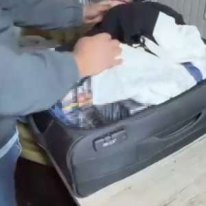 Peste 230.000 țigarete, descoperite ascunse în bagajele unor pasageri la PTF Nădlac II