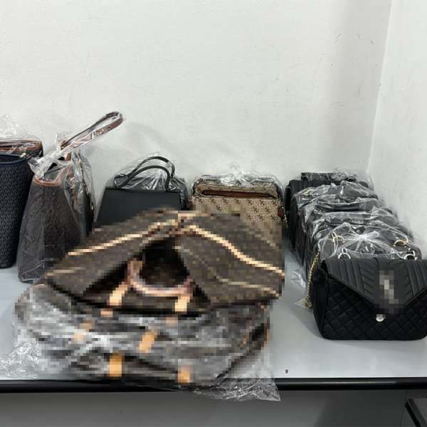 Produse susceptibile a fi contrafăcute, descoperite de polițiștii de frontieră din P.T.F. Giurgiu Rutier