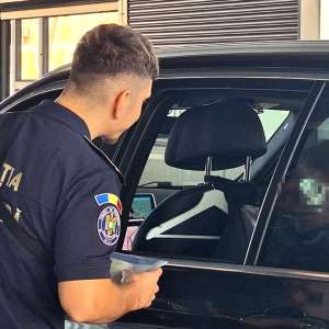 Permis de conducere fals, descoperit la frontieră