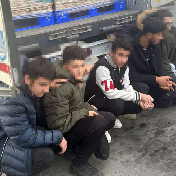 Opt cetățeni străini depistați de polițiștii de frontieră arădeni