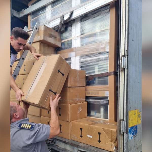 Peste 2.300 produse de parfumerie susceptibile a fi contrafăcute, descoperite în două ansambluri rutiere în P.T.F. Giurgiu Rutier