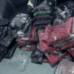 Peste 200 produse de parfumerie, îmbrăcăminte, încălțăminte și marochinărie susceptibile a fi contrafăcute, descoperite în două mijloace de transport în PTF Giurgiu