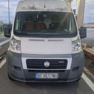 Peste 200 produse de parfumerie, îmbrăcăminte, încălțăminte și marochinărie susceptibile a fi contrafăcute, descoperite în două mijloace de transport în PTF Giurgiu