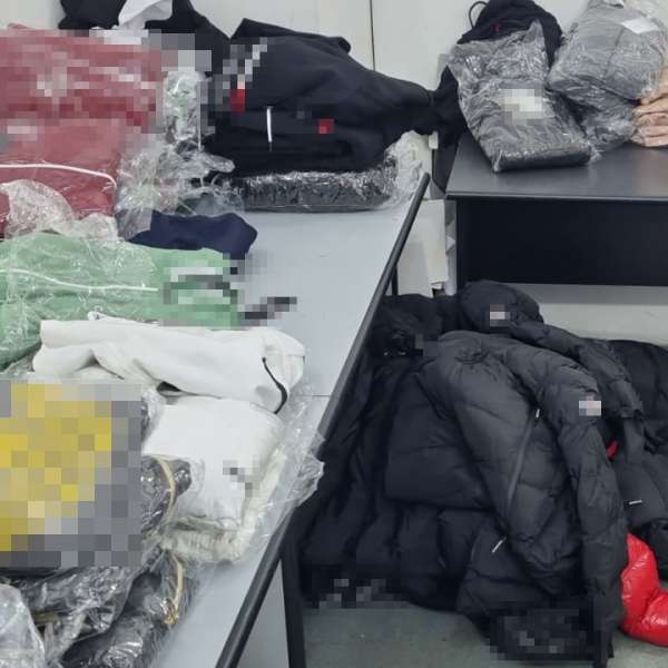 Peste 200 produse de parfumerie, îmbrăcăminte, încălțăminte și marochinărie susceptibile a fi contrafăcute, descoperite în două mijloace de transport în PTF Giurgiu