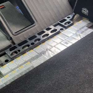 Amendat cu 30.000 de lei și cu autoturismul reținut pentru 200 de pachete cu țigări