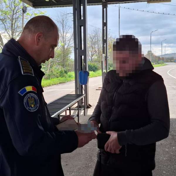 Carte de identitate falsă, oprită din drumul către Spania, la frontiera de est   