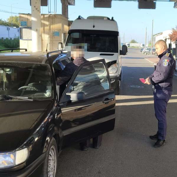 În trafic internațional, cu permis de conducere fals   