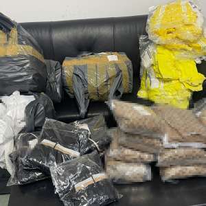 Bunuri susceptibile a fi contrafăcute în valoare de aproximativ 390.000 lei, confiscate de poliţiştii de frontieră în PTF Giurgiu