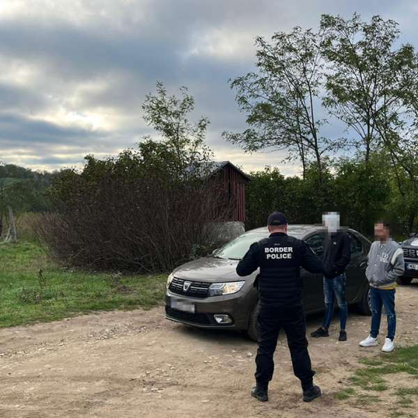Trei cetăţeni indieni opriţi la frontiera de nord-est