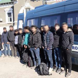 Paisprezece cetățeni sirieni au încercat să intre ilegal în ţară, traversând fluviul Dunărea cu o ambarcațiune