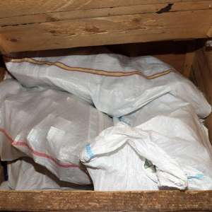 Saci cu țigări ascunși în lăzi din lemn, descoperiți de polițiștii de frontieră maramureșeni în urma unor percheziţii