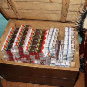 Saci cu țigări ascunși în lăzi din lemn, descoperiți de polițiștii de frontieră maramureșeni în urma unor percheziţii