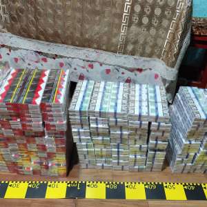 Saci cu țigări ascunși în lăzi din lemn, descoperiți de polițiștii de frontieră maramureșeni în urma unor percheziţii