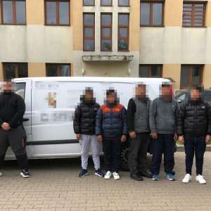 Doi cetăţeni români cercetaţi pentru trafic de migranţi după ce au fost depistaţi transportând şapte nepalezi