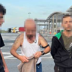 Doi cetățeni străini depistați ascunși în portbagaj