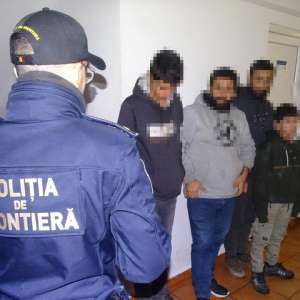 Patru cetățeni sirieni ascunși într-un microbuz, depistaţi la PTF Calafat
