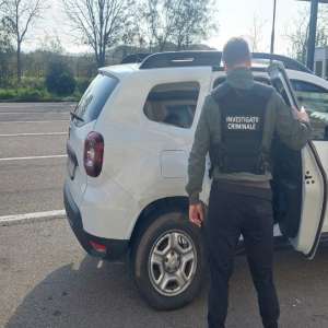 Căutat de autoritățile din Slovenia pentru trafic de migranți, descoperit și reținut în P.T.F. Albița
