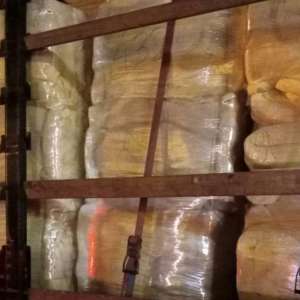 Aproximativ 10 tone de hârtie și carton, oprite la intrarea în țară