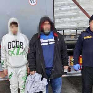 Șase cetățeni sirieni depistați de polițiștii de frontieră giurgiuveni, ascunși în două autocamioane