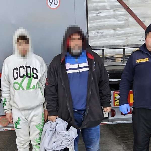 Șase cetățeni sirieni depistați de polițiștii de frontieră giurgiuveni, ascunși în două autocamioane