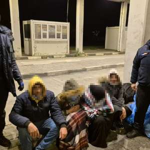 Șase cetățeni sirieni depistați de polițiștii de frontieră giurgiuveni, ascunși în două autocamioane