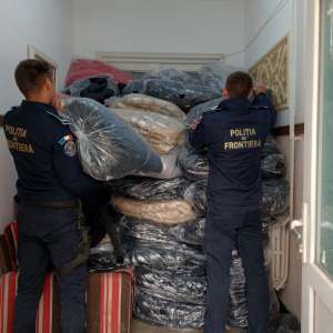Articole vestimentare susceptibile a fi contrafăcute în valoare de aproximativ 3.500.000 lei, confiscate de poliţiştii de frontieră în PTF Negru Vodă